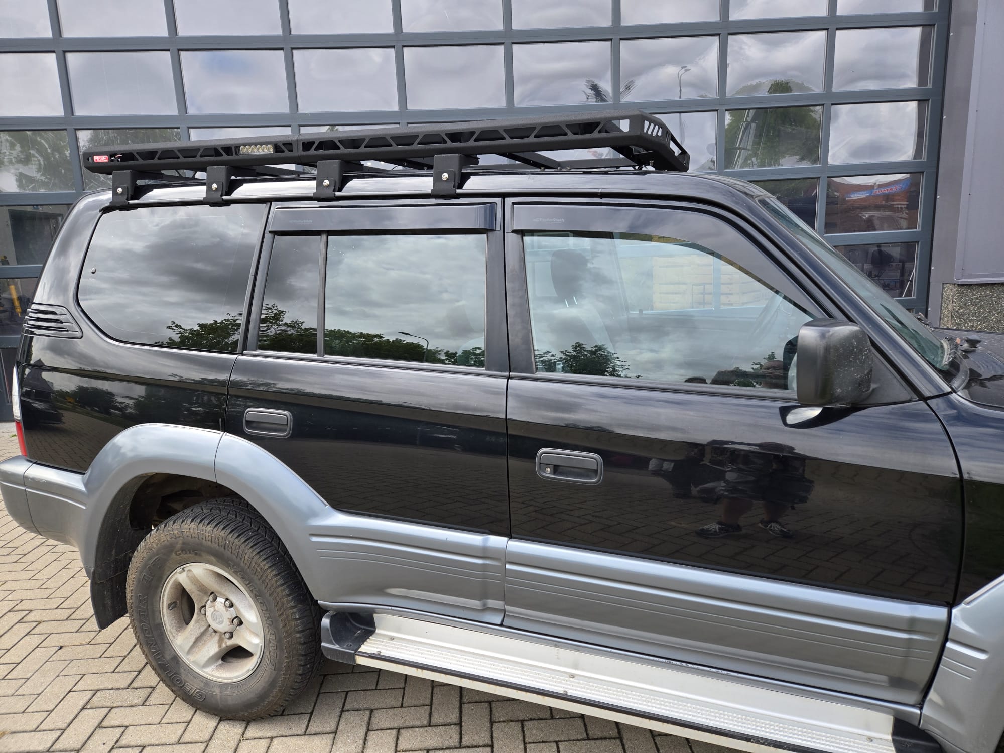 WeatherShields side wind deflector for Toyota Land Cruiser 90 serie Fits both 3 and 5 door models